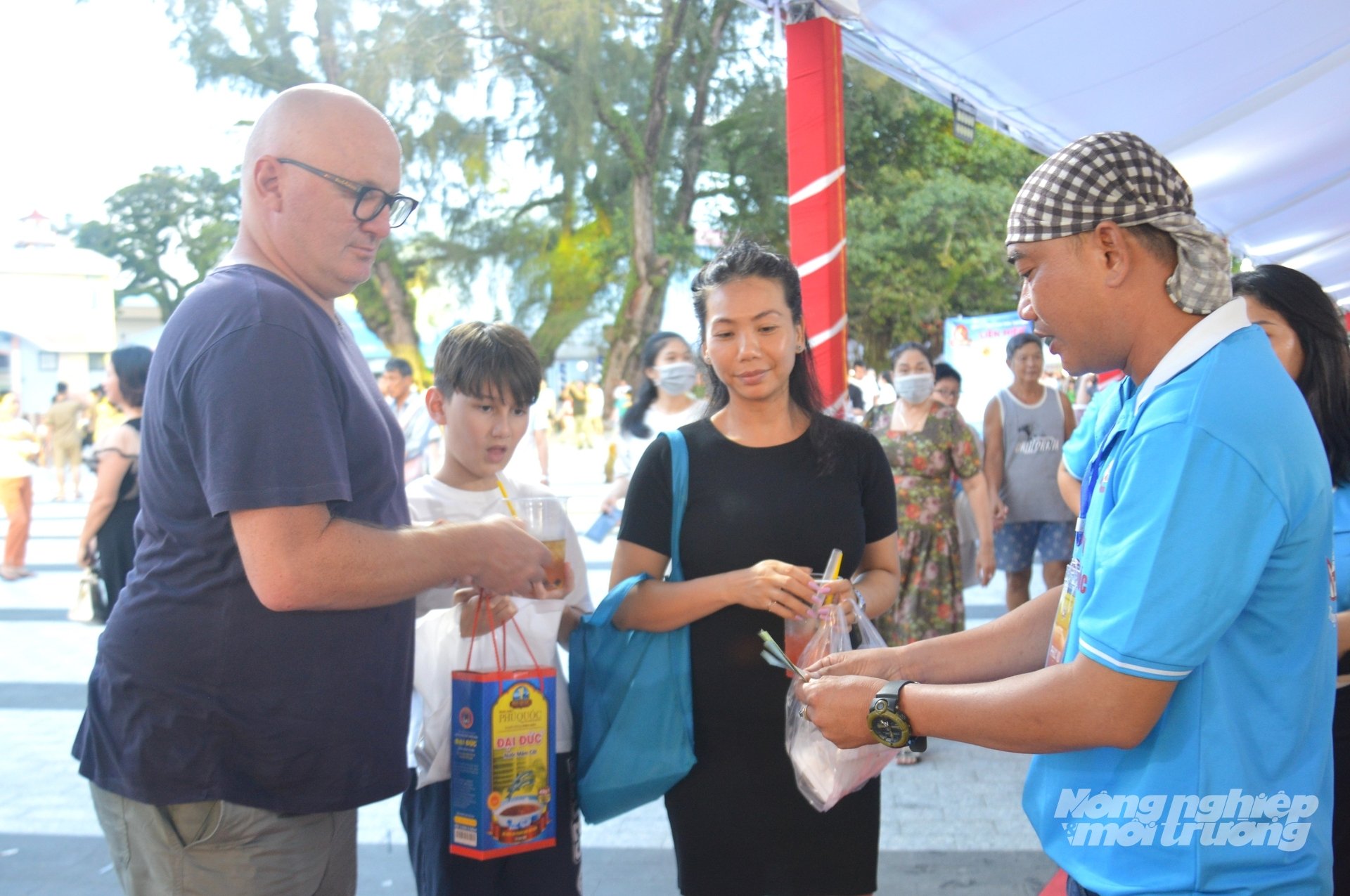 Vị khách nước ngoài mua nước mắn tại Festival nước mắm Phú Quốc, hình thức xuất khẩu tại chỗ gắn với du lịch được tỉnh An Giang triển khai. Ảnh: Trung Chánh. Vị khách nước ngoài mua nước mắn tại Festival nước mắm Phú Quốc, hình thức xuất khẩu tại chỗ gắn với du lịch được tỉnh An Giang triển khai. Ảnh: Trung Chánh.
