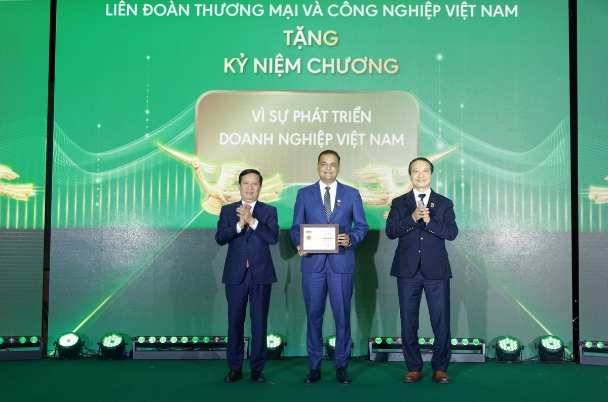 Ông Binu Jacob, Tổng Giám đốc Nestlé Việt Nam, Đồng Chủ tịch VBCSD, được VCCI trao kỷ niệm chương ghi nhận đóng góp tích cực trong hành trình 15 năm thúc đẩy phát triển bền vững tại Việt Nam. Ảnh: Nestlé. Ông Binu Jacob, Tổng Giám đốc Nestlé Việt Nam, Đồng Chủ tịch VBCSD, được VCCI trao kỷ niệm chương ghi nhận đóng góp tích cực trong hành trình 15 năm thúc đẩy phát triển bền vững tại Việt Nam. Ảnh: Nestlé.