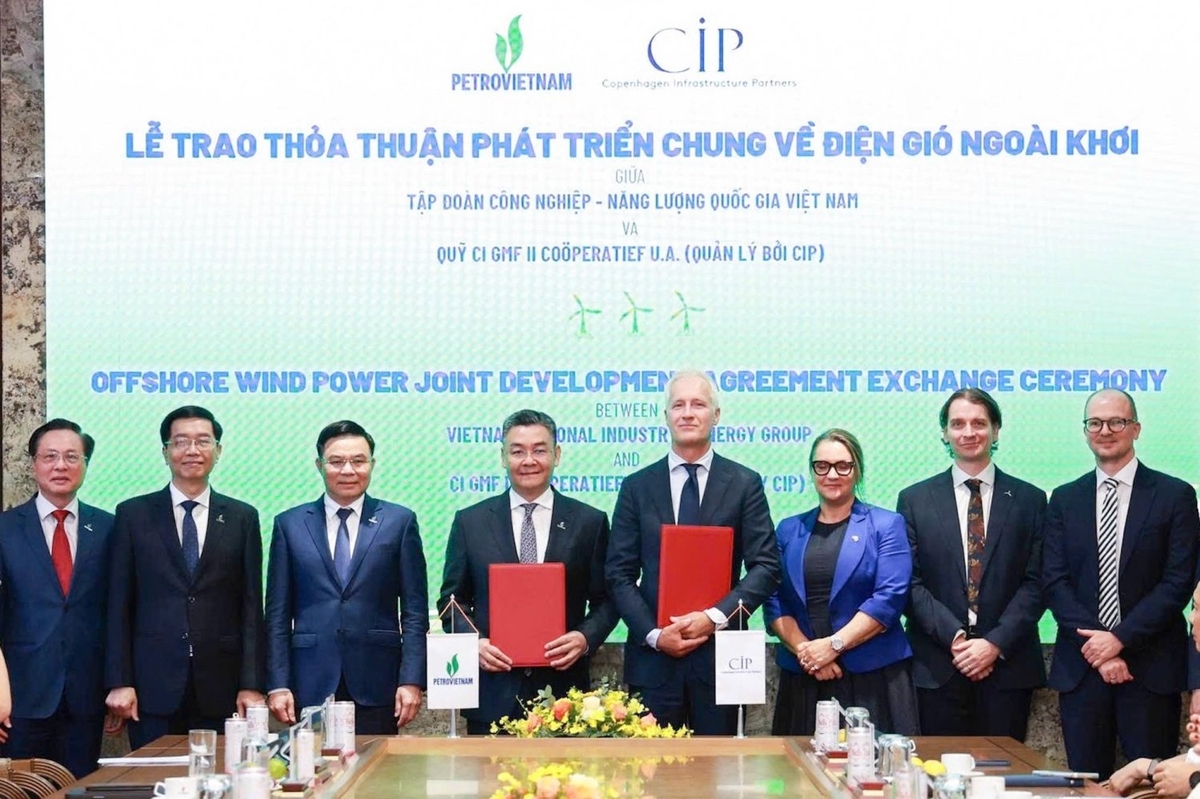 Phó Tổng Giám đốc Petrovietnam Lê Mạnh Cường và Thành viên HĐQT CIP Robert Helms trao thỏa thuận phát triển chung về điện gió ngoài khơi dưới sự chứng kiến của Đại sứ quán Đan Mạch, cùng lãnh đạo Petrovietnam và CIP. Ảnh: Petrovietnam. Phó Tổng Giám đốc Petrovietnam Lê Mạnh Cường và Thành viên HĐQT CIP Robert Helms trao thỏa thuận phát triển chung về điện gió ngoài khơi dưới sự chứng kiến của Đại sứ quán Đan Mạch, cùng lãnh đạo Petrovietnam và CIP. Ảnh: Petrovietnam.