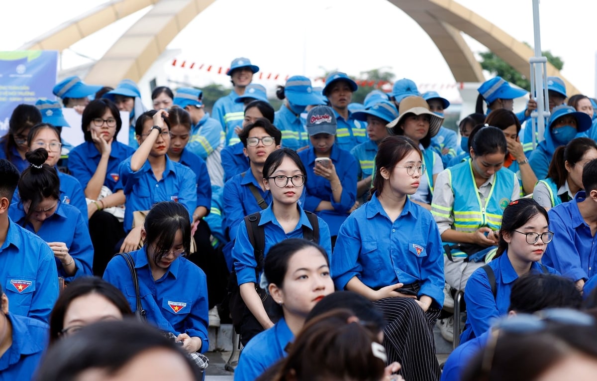 Tuổi trẻ biến nhiệt huyết thành công trình xanh trên đường phố, dòng sông, bãi biển. Ảnh: Khương Trung. Tuổi trẻ biến nhiệt huyết thành công trình xanh trên đường phố, dòng sông, bãi biển. Ảnh: Khương Trung.