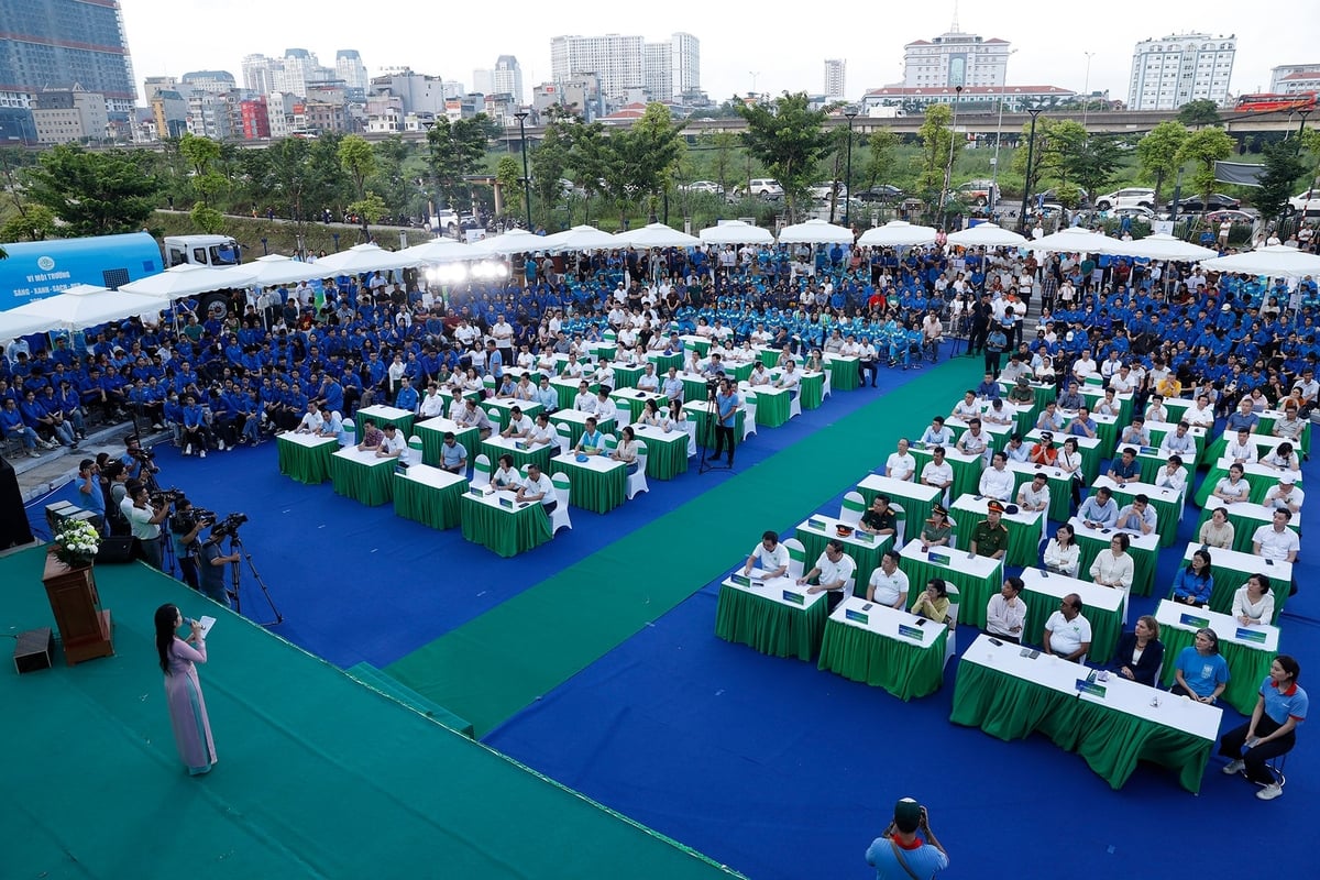 Bộ Nông nghiệp và Môi trường kêu gọi cả nước đồng loạt ra quân tổng vệ sinh vào sáng thứ Bảy hằng tuần, bắt đầu ngay từ hôm nay, như một hoạt động thiết thực chào mừng kỷ niệm 80 năm Cách mạng Tháng Tám và Quốc khánh 2/9. Ảnh: Khương Trung. Bộ Nông nghiệp và Môi trường kêu gọi cả nước đồng loạt ra quân tổng vệ sinh vào sáng thứ Bảy hằng tuần, bắt đầu ngay từ hôm nay, như một hoạt động thiết thực chào mừng kỷ niệm 80 năm Cách mạng Tháng Tám và Quốc khánh 2/9. Ảnh: Khương Trung.