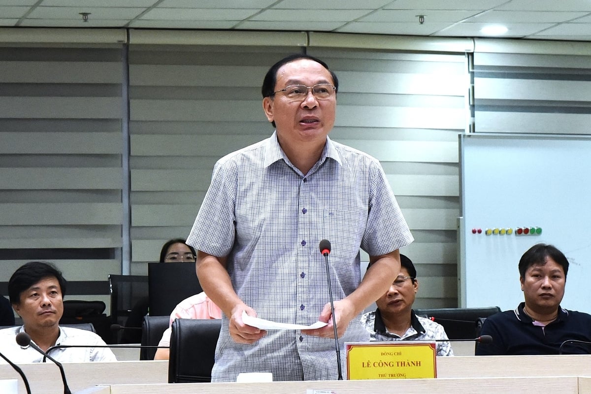 Thứ trưởng Bộ Nông nghiệp và Môi trường Lê Công Thành yêu cầu tập trung theo dõi sát sao diễn biến của cơn bão. Ảnh: Phạm Hiếu. Thứ trưởng Bộ Nông nghiệp và Môi trường Lê Công Thành yêu cầu tập trung theo dõi sát sao diễn biến của cơn bão. Ảnh: Phạm Hiếu.