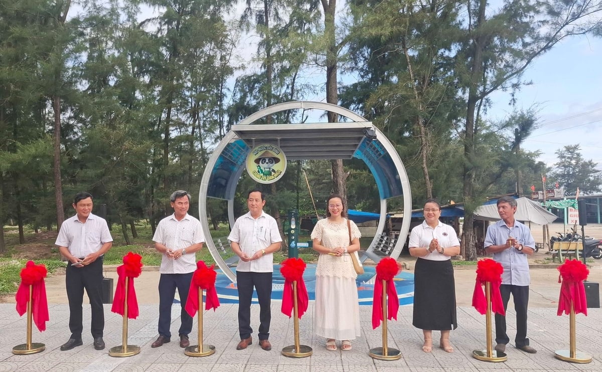 Ra mắt trạm nhà chờ và máy cấp nước uống miễn phí ở các bãi biển. Ảnh: Văn Dinh. Ra mắt trạm nhà chờ và máy cấp nước uống miễn phí ở các bãi biển. Ảnh: Văn Dinh.