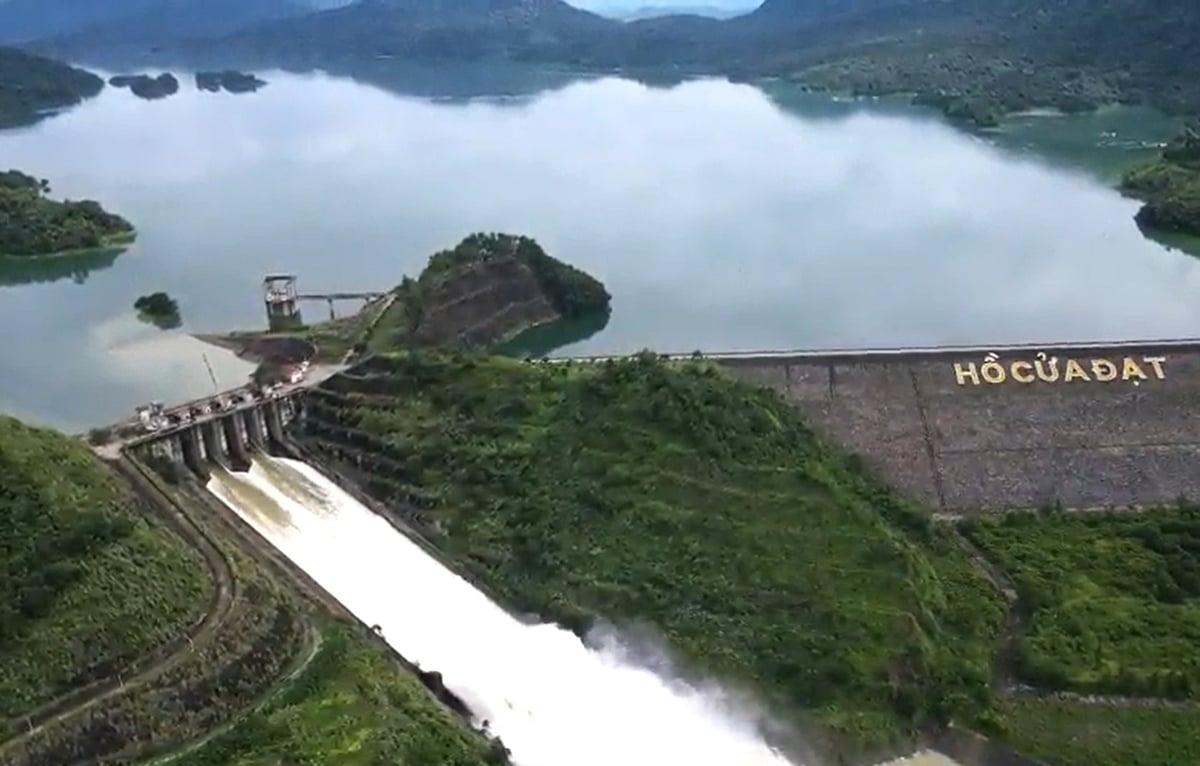 Hồ Cửa Đạt (Thanh Hóa) đang xả với lưu lượng 1.403 m³/s. Ảnh: Thanh Tâm. Hồ Cửa Đạt (Thanh Hóa) đang xả với lưu lượng 1.403 m³/s. Ảnh: Thanh Tâm.