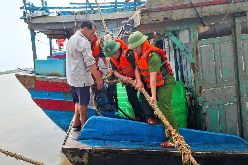 Địa phương chủ động quyết định việc cấm biển ngay từ ngày 24/8. Ảnh: Lê Dương/Vietnamnet. Địa phương chủ động quyết định việc cấm biển ngay từ ngày 24/8. Ảnh: Lê Dương/Vietnamnet.