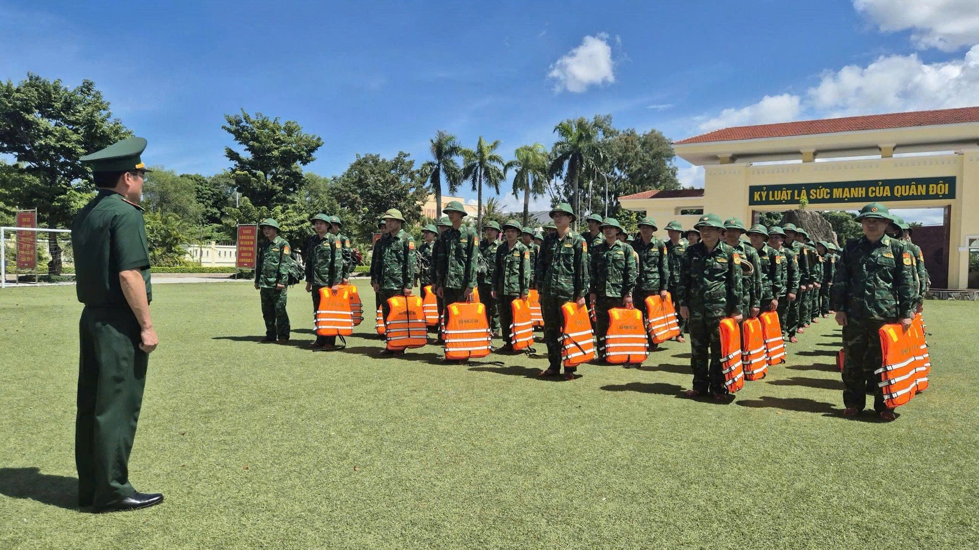 Lực lượng Bộ đội Biên phòng Quảng Trị sẵn sàng làm nhiệm vụ ứng phó với bão số 5. Ảnh: H. Nam. Lực lượng Bộ đội Biên phòng Quảng Trị sẵn sàng làm nhiệm vụ ứng phó với bão số 5. Ảnh: H. Nam.