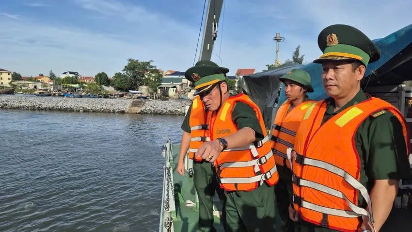 Đại tá Hồ Thanh Sơn Phó Chỉ huy trưởng, Ban Chỉ huy BĐBP Quảng Trị kiểm tra các phương tiện tàu thuyền tại âu thuyền Bắc Trạch. Ảnh: H. Nam. Đại tá Hồ Thanh Sơn Phó Chỉ huy trưởng, Ban Chỉ huy BĐBP Quảng Trị kiểm tra các phương tiện tàu thuyền tại âu thuyền Bắc Trạch. Ảnh: H. Nam.