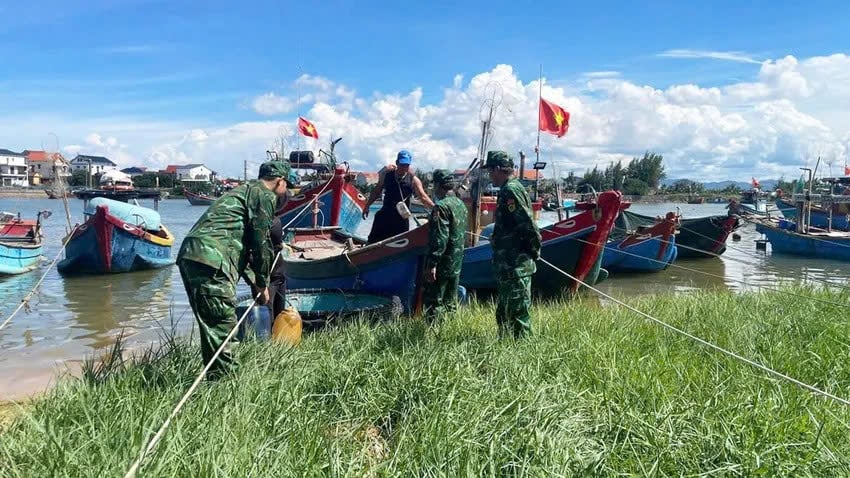 Cán bộ, chiến sĩ Đồn Biên phòng Lý Hòa hỗ trợ chằng buộc phương tiện cho ngư dân. Ảnh: H. Nam. Cán bộ, chiến sĩ Đồn Biên phòng Lý Hòa hỗ trợ chằng buộc phương tiện cho ngư dân. Ảnh: H. Nam.