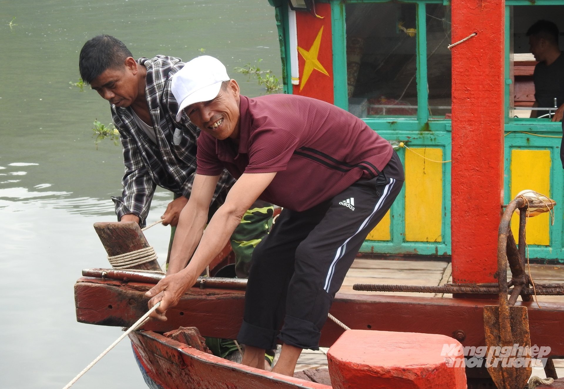 Cũng chủ động sớm trong việc di chuyển tàu vào bờ tránh bão, tàu cá của anh Nguyễn Văn Nam và 6 thuyền viên, cùng trú xã Lộc Hà dù mới thu được sản lượng cá rất ít nhưng chấp nhận lỗ chuyến này để bảo toàn tính mạng, tài sản. Cũng chủ động sớm trong việc di chuyển tàu vào bờ tránh bão, tàu cá của anh Nguyễn Văn Nam và 6 thuyền viên, cùng trú xã Lộc Hà dù mới thu được sản lượng cá rất ít nhưng chấp nhận lỗ chuyến này để bảo toàn tính mạng, tài sản.