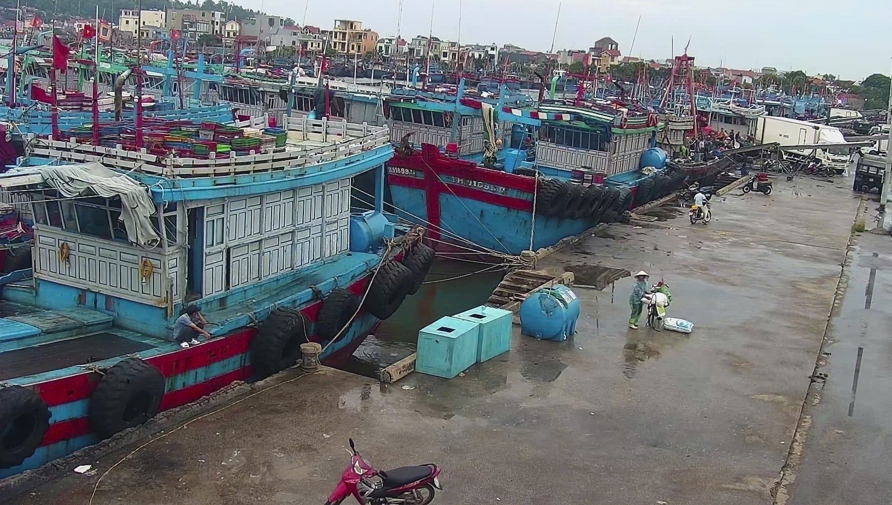 Tàu khai thác thủy sản đậu chật kín tại cảng cá Lạch Bạng. Tàu khai thác thủy sản đậu chật kín tại cảng cá Lạch Bạng.