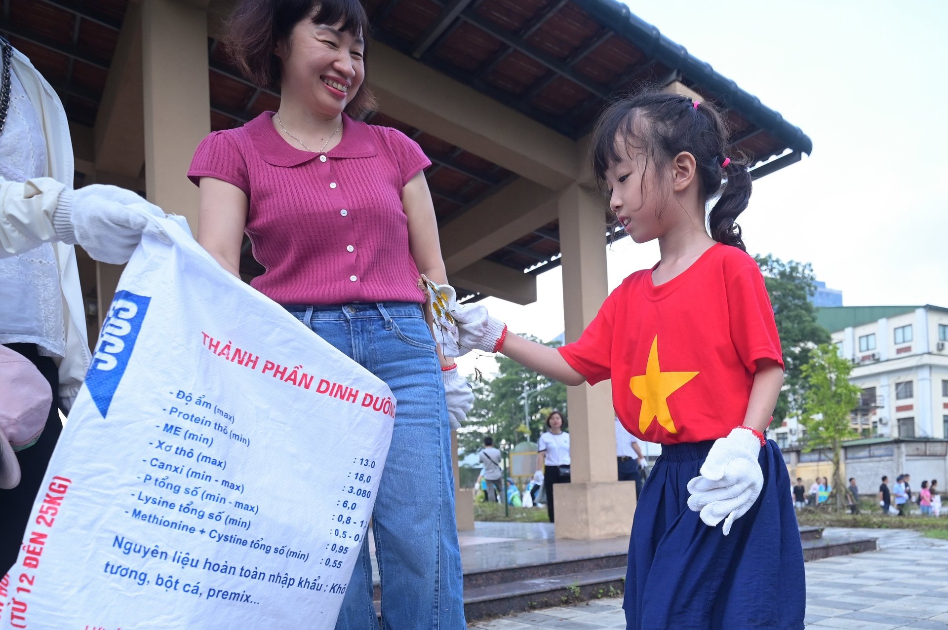 Sau Lễ phát động, toàn dân đã tham gia nhặt rác, làm sạch môi trường xung quanh khu vực Cung Thiếu nhi Hà Nội. Ảnh: Tùng Đinh. Sau Lễ phát động, toàn dân đã tham gia nhặt rác, làm sạch môi trường xung quanh khu vực Cung Thiếu nhi Hà Nội. Ảnh: Tùng Đinh.
