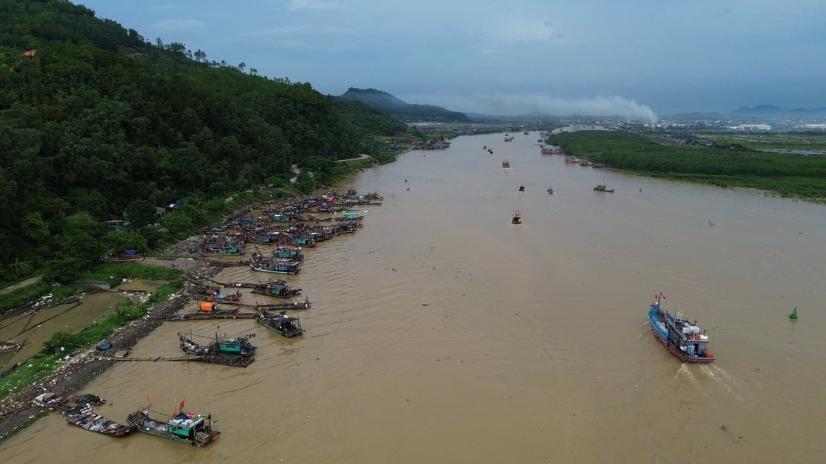 Tàu thuyền ở cảng Lạch Trường tìm nơi tránh trú bão. Tàu thuyền ở cảng Lạch Trường tìm nơi tránh trú bão.
