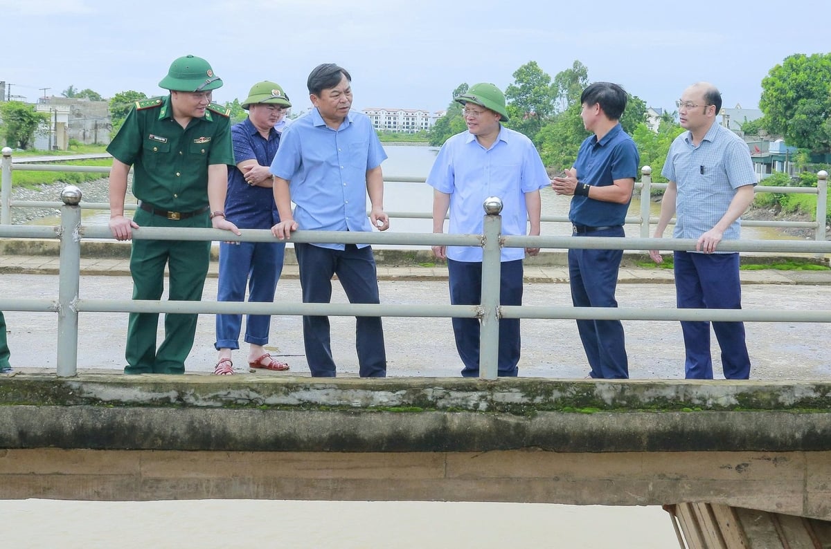 Thứ trưởng nguyễn Hoàng Hiệp kiểm tra cống tiêu Quảng Châu. Ảnh: Quốc Toản. Thứ trưởng nguyễn Hoàng Hiệp kiểm tra cống tiêu Quảng Châu. Ảnh: Quốc Toản.