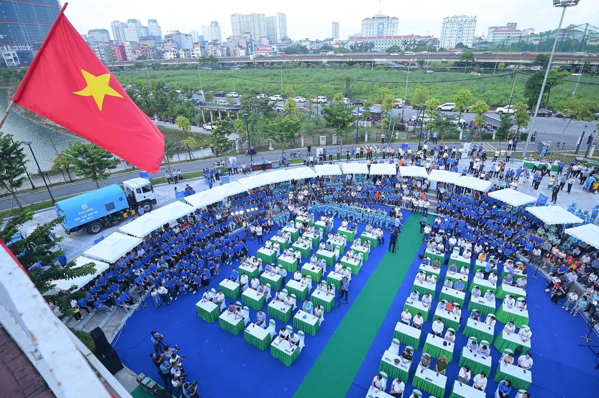 Lễ phát động Toàn dân tham gia bảo vệ môi trường vì một Việt Nam sáng - xanh - sạch - đẹp diễn ra sáng 23/8, tại Hà Nội. Ảnh: Tùng Đinh. Lễ phát động Toàn dân tham gia bảo vệ môi trường vì một Việt Nam sáng - xanh - sạch - đẹp diễn ra sáng 23/8, tại Hà Nội. Ảnh: Tùng Đinh.