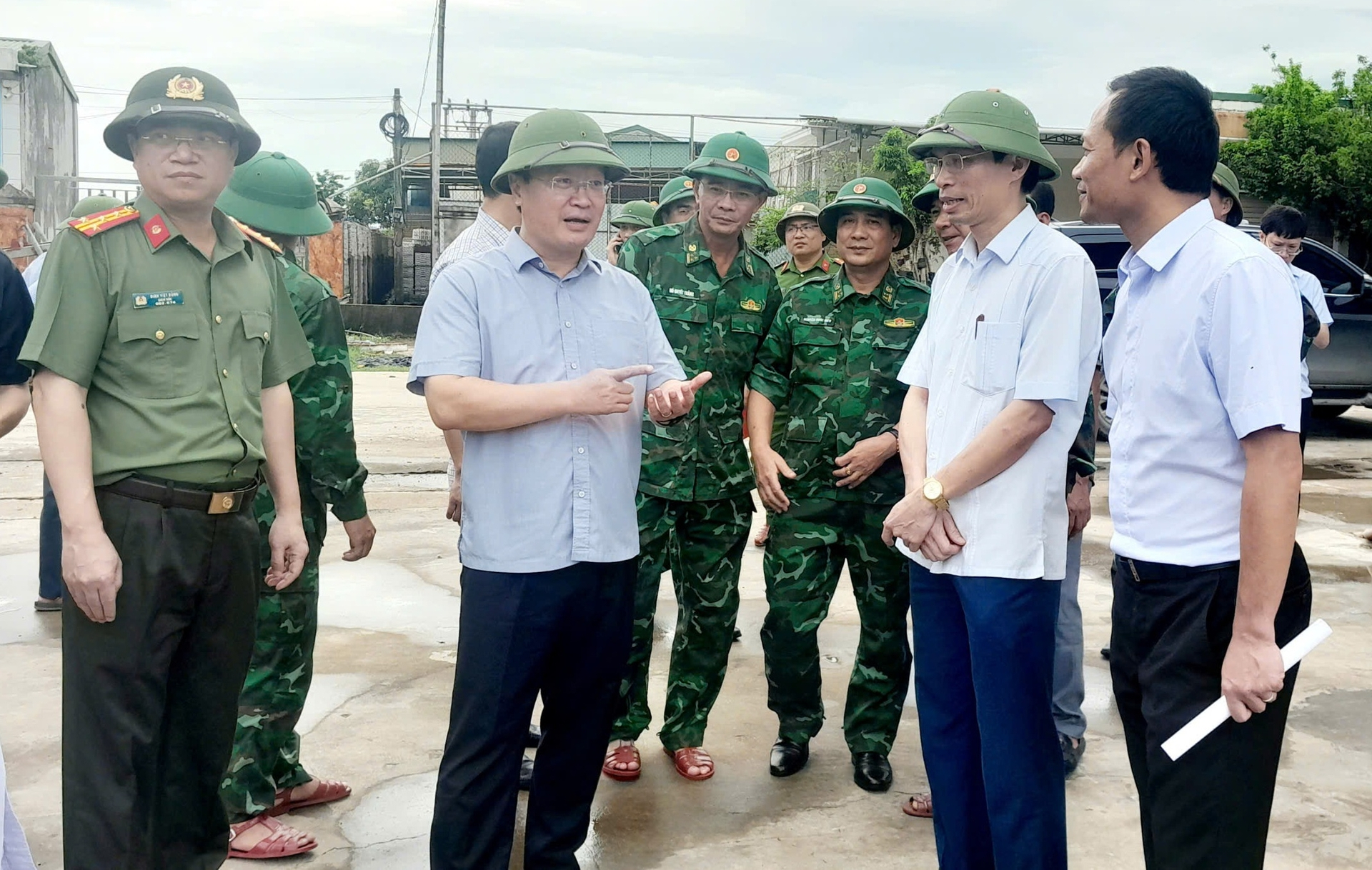 Bí thư Tỉnh ủy Nguyễn Đức Trung (giữa) đã đến kiểm tra, chỉ đạo công tác ứng phó với bão số 5 tại khu neo đậu, tránh trú bão Lạch Quèn ở xã Quỳnh Phú. Ảnh: Hữu Tình. Bí thư Tỉnh ủy Nguyễn Đức Trung (giữa) đã đến kiểm tra, chỉ đạo công tác ứng phó với bão số 5 tại khu neo đậu, tránh trú bão Lạch Quèn ở xã Quỳnh Phú. Ảnh: Hữu Tình.