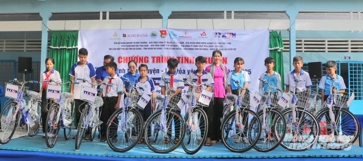 Các em học sinh Trường Tiểu học Nhơn Hội A vui mừng nhận những chiếc xe đạp mới từ chương trình tình nguyện do tuổi trẻ TTXVN và các đơn vị trao tặng. Ảnh: Lê Hoàng Vũ. Các em học sinh Trường Tiểu học Nhơn Hội A vui mừng nhận những chiếc xe đạp mới từ chương trình tình nguyện do tuổi trẻ TTXVN và các đơn vị trao tặng. Ảnh: Lê Hoàng Vũ.
