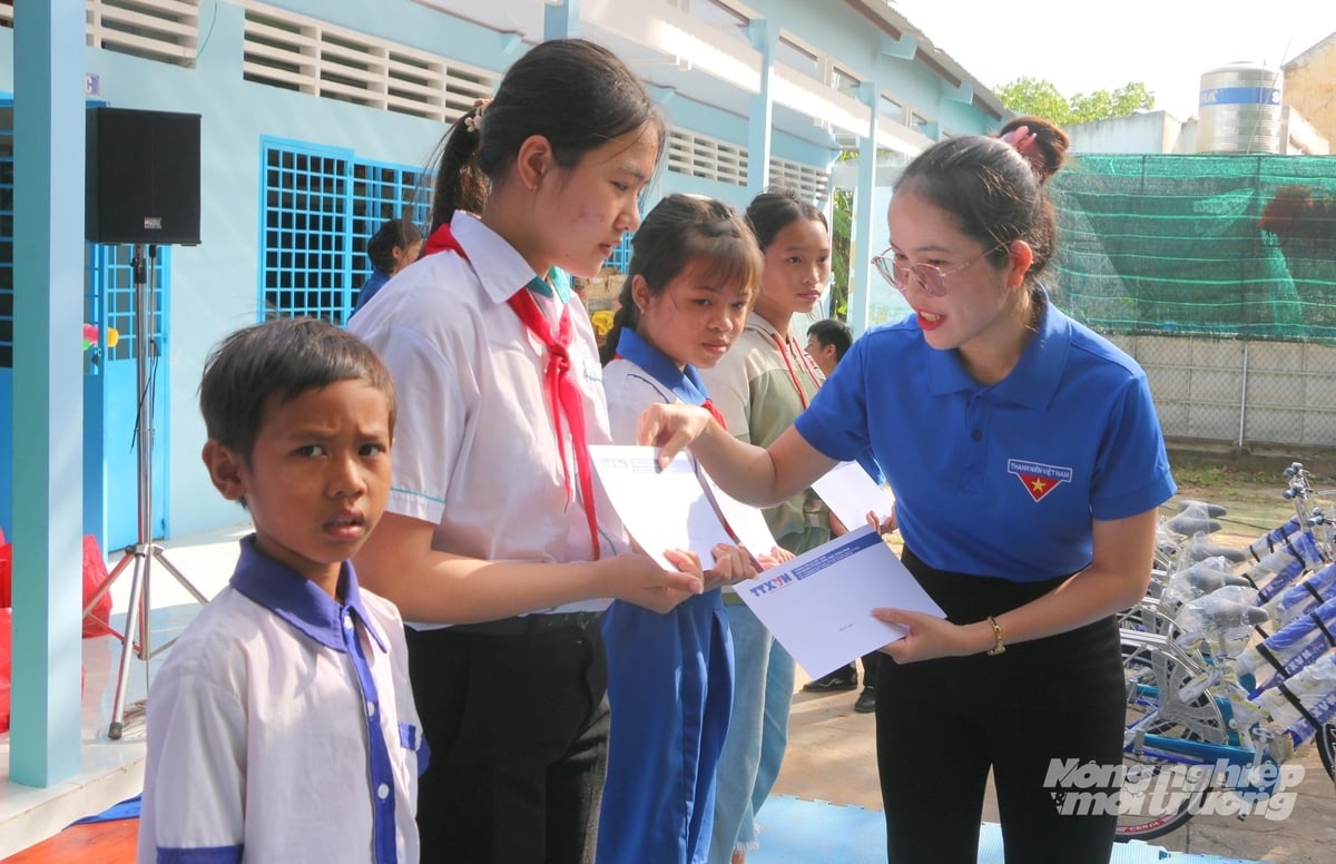 Đại diện Đoàn Thanh niên TTXVN trao học bổng cho học sinh nghèo hiếu học tại xã biên giới Nhơn Hội, tỉnh An Giang. Ảnh: Lê Hoàng Vũ. Đại diện Đoàn Thanh niên TTXVN trao học bổng cho học sinh nghèo hiếu học tại xã biên giới Nhơn Hội, tỉnh An Giang. Ảnh: Lê Hoàng Vũ.