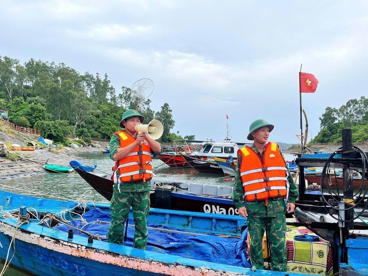 Đồn Biên phòng Cù lao Chàm tuyên truyền, hướng dẫn ngư dân neo đậu tàu thuyền tại Âu thuyền Cù lao Chàm. Ảnh: Lan Anh. Đồn Biên phòng Cù lao Chàm tuyên truyền, hướng dẫn ngư dân neo đậu tàu thuyền tại Âu thuyền Cù lao Chàm. Ảnh: Lan Anh.