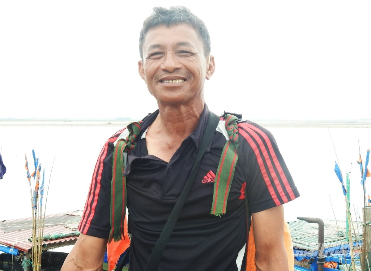 Thuyền viên Nguyễn Văn Thiết (SN 1973) lỉnh kỉnh đồ đạc di chuyển về nhà tránh bão. Thuyền viên Nguyễn Văn Thiết (SN 1973) lỉnh kỉnh đồ đạc di chuyển về nhà tránh bão.