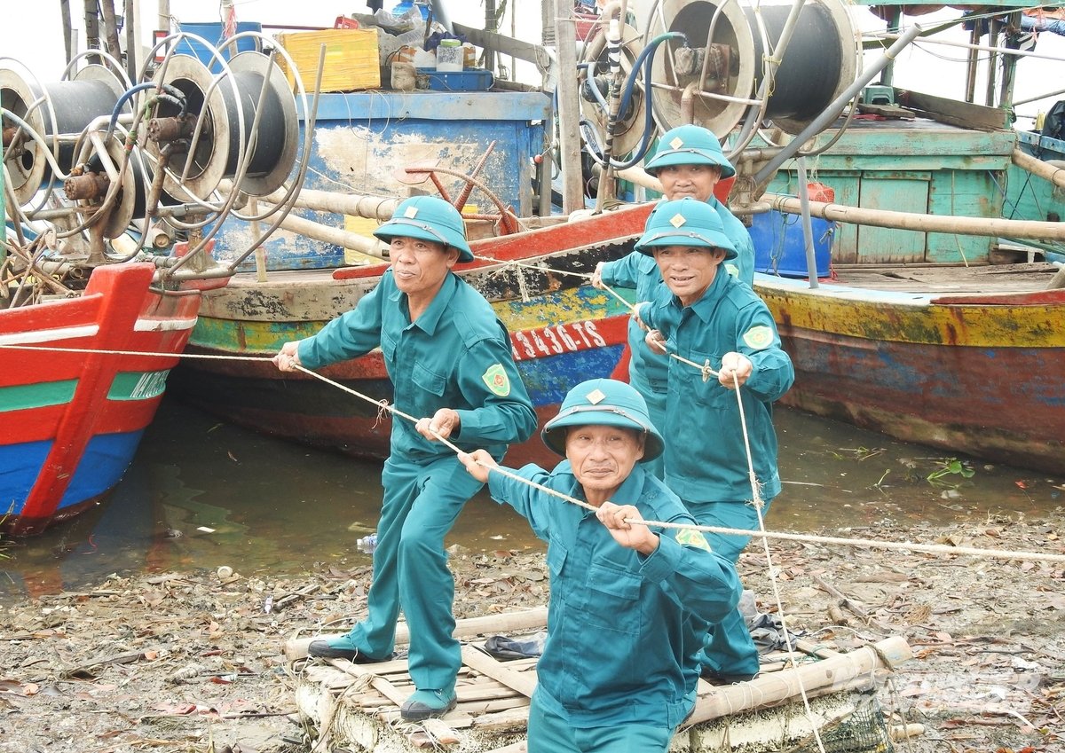 Hàng trăm người gồm các lực lượng như: Bộ đội, Công an, dân quân tự vệ, BQL cảng cá, chính quyền địa phương xuống các khu neo đậu hỗ trợ ngư dân chằng néo tàu thuyền. Hàng trăm người gồm các lực lượng như: Bộ đội, Công an, dân quân tự vệ, BQL cảng cá, chính quyền địa phương xuống các khu neo đậu hỗ trợ ngư dân chằng néo tàu thuyền.