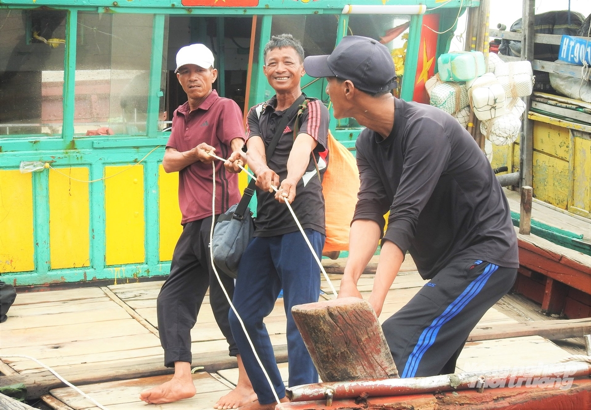 Ông Thân Quốc Tế, Phó giám đốc BQL các cảng cá và khu neo đậu tránh trú bão cho tàu cá Hà Tĩnh thông tin, hiện đã có gần 500 tàu cá vào neo đậu tại 4 khu neo đậu trên toàn tỉnh. Ông Thân Quốc Tế, Phó giám đốc BQL các cảng cá và khu neo đậu tránh trú bão cho tàu cá Hà Tĩnh thông tin, hiện đã có gần 500 tàu cá vào neo đậu tại 4 khu neo đậu trên toàn tỉnh.