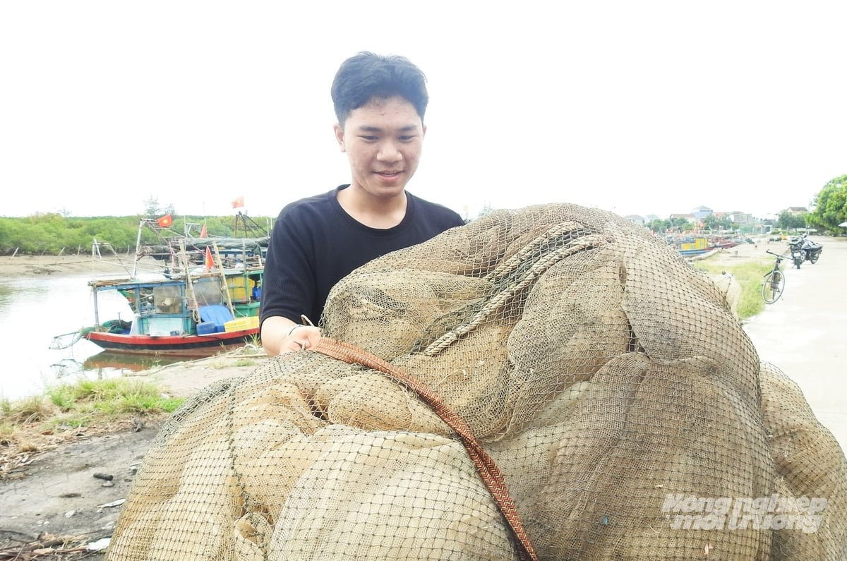 Trên bờ, người dân chủ động đưa ngư lưới cụ về nhà đề phòng thiệt hại khi bão đổ bộ. Trên bờ, người dân chủ động đưa ngư lưới cụ về nhà đề phòng thiệt hại khi bão đổ bộ.