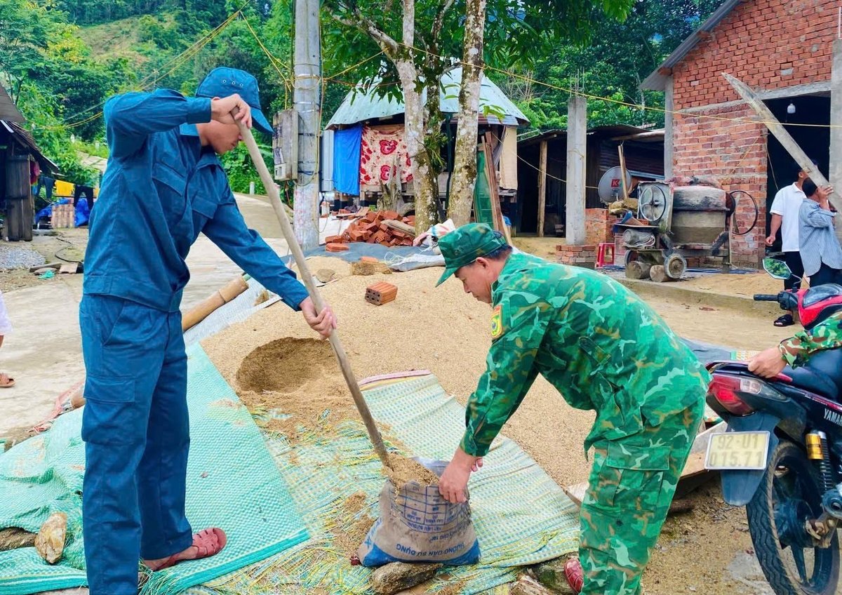 Lực lượng chức năng hỗ trợ người dân xã A Vương chèn chống nhà cửa trước khi bão đổ bộ. Ảnh: Briu Quân. Lực lượng chức năng hỗ trợ người dân xã A Vương chèn chống nhà cửa trước khi bão đổ bộ. Ảnh: Briu Quân.