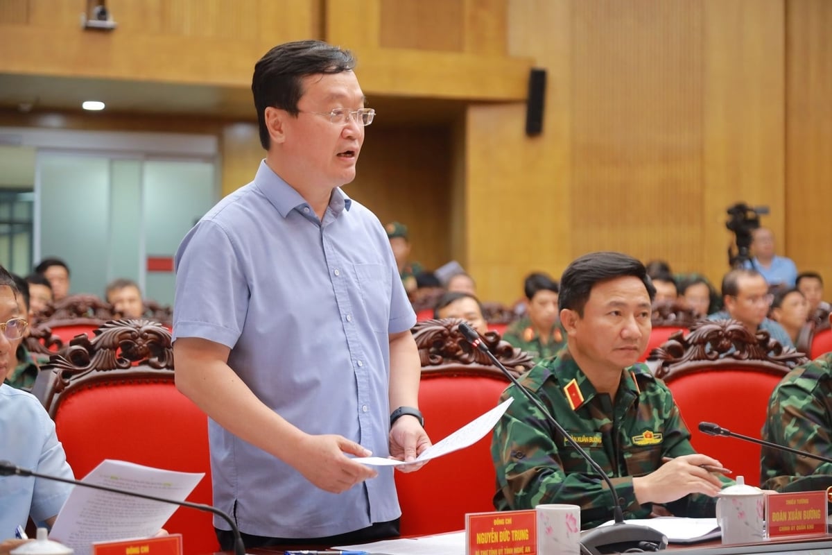 Bí thư Tỉnh ủy Nghệ An Nguyễn Đức Trung báo cáo tình hình ứng phó với cơn bão số 5 của tỉnh Nghệ An. Ảnh: Ngọc Linh. Bí thư Tỉnh ủy Nghệ An Nguyễn Đức Trung báo cáo tình hình ứng phó với cơn bão số 5 của tỉnh Nghệ An. Ảnh: Ngọc Linh.