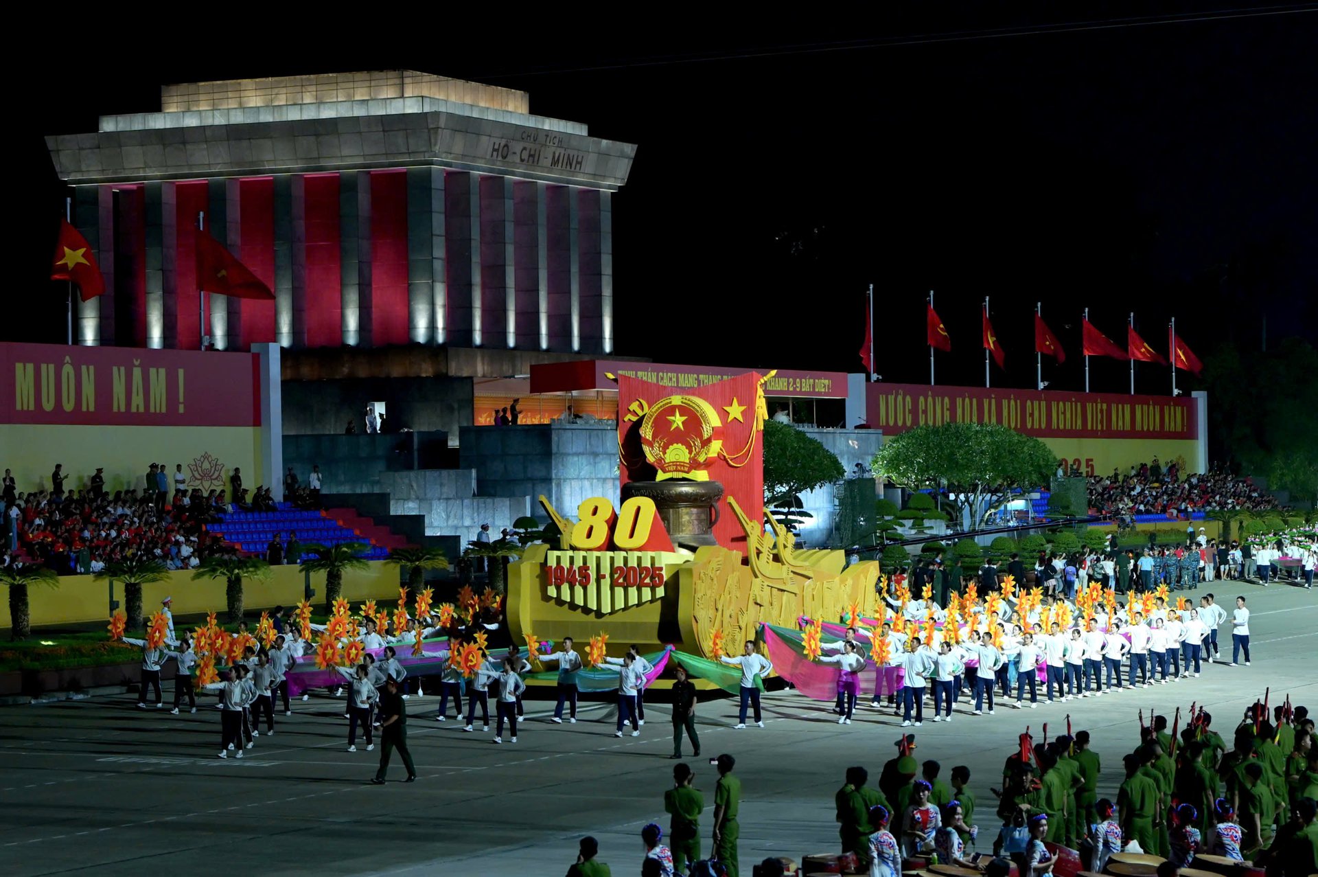 dan-xe-phao-khi-tai-tien-ve-quang-truong-ba-dinh-185225_14