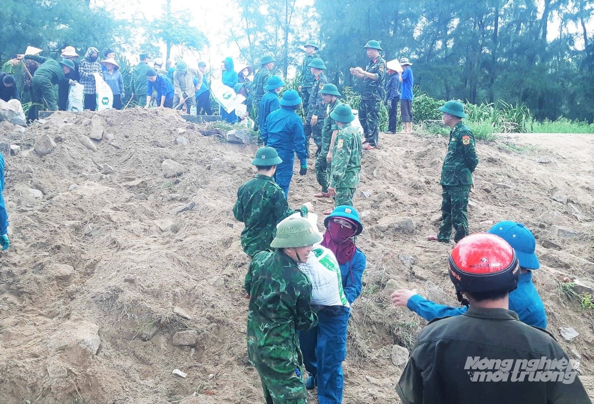 Đê Hội Thống mất an toàn buộc địa phương phải di dời hơn 600 hộ dân đến nơi an toàn. Ảnh: Thanh Nga. Đê Hội Thống mất an toàn buộc địa phương phải di dời hơn 600 hộ dân đến nơi an toàn. Ảnh: Thanh Nga.