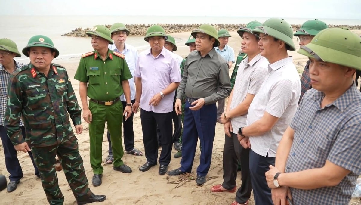 Chủ tịch tỉnh Hà Tĩnh Võ Trọng Hải trực tiếp chỉ đạo, yêu cầu các lực lượng gia cố tuyến đê đảm bảo an toàn công trình và tính mạng, tài sản của người dân. Chủ tịch tỉnh Hà Tĩnh Võ Trọng Hải trực tiếp chỉ đạo, yêu cầu các lực lượng gia cố tuyến đê đảm bảo an toàn công trình và tính mạng, tài sản của người dân.