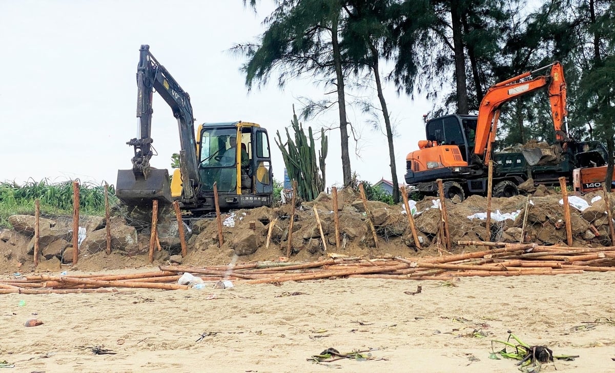 Hàng loạt xe, máy được huy động thực hiện gia cố tuyến đê trong 2 ngày qua. Hàng loạt xe, máy được huy động thực hiện gia cố tuyến đê trong 2 ngày qua.