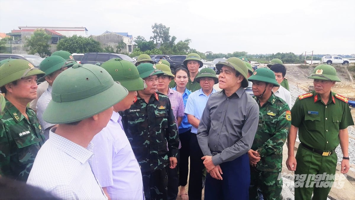 Chủ tịch UBND tỉnh Hà Tĩnh Võ Trọng Hải chỉ đạo các lực lượng phòng chống bão số 5 với tinh thần chủ động nhất có thể. Ảnh: Thanh Nga. Chủ tịch UBND tỉnh Hà Tĩnh Võ Trọng Hải chỉ đạo các lực lượng phòng chống bão số 5 với tinh thần chủ động nhất có thể. Ảnh: Thanh Nga.
