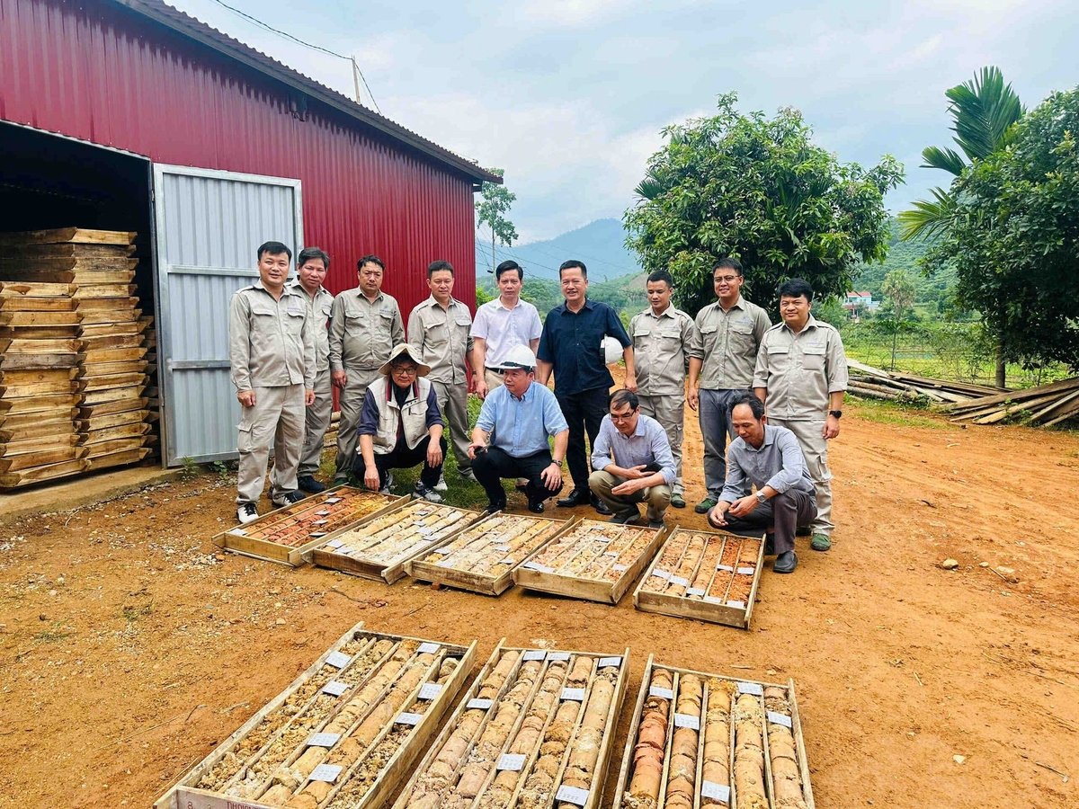 Đoàn công tác của Bộ Nông nghiệp và Môi trường kiểm tra thực địa Đề án 'Điều tra, đánh giá tổng thể tiềm năng khoáng sản chiến lược trên lãnh thổ Việt Nam (phần đất liền) và thăm dò một số diện tích có triển vọng'. Ảnh: Cục Địa chất và Khoáng sản Việt Nam. Đoàn công tác của Bộ Nông nghiệp và Môi trường kiểm tra thực địa Đề án 'Điều tra, đánh giá tổng thể tiềm năng khoáng sản chiến lược trên lãnh thổ Việt Nam (phần đất liền) và thăm dò một số diện tích có triển vọng'. Ảnh: Cục Địa chất và Khoáng sản Việt Nam.