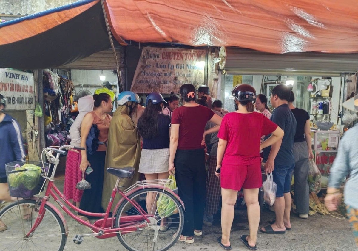 Người dân Nghệ An đổ xô đi chợ tích trữ lương thực, thực phẩm chuẩn bị ứng phó với cơn bão số 5. Ảnh: Phạm Tuân. Người dân Nghệ An đổ xô đi chợ tích trữ lương thực, thực phẩm chuẩn bị ứng phó với cơn bão số 5. Ảnh: Phạm Tuân.