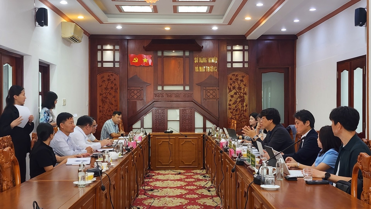 Sở Nông nghiệp và Môi trường TP. Cần Thơ làm việc với Đoàn công tác của Viện Phát triển năng lượng môi trường Gyeonggi (Hàn Quốc). Ảnh: Kim Anh.