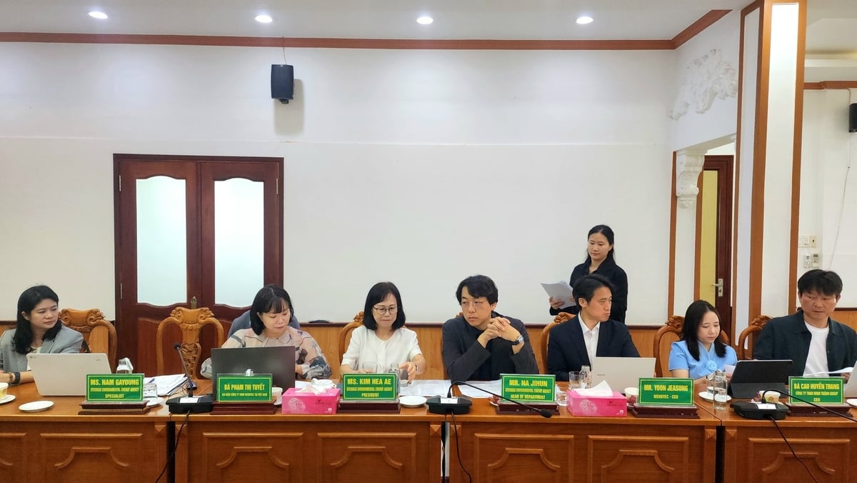 Đoàn công tác Viện Phát triển năng lượng môi trường Gyeonggi (Hàn Quốc) bày tỏ sự quan tâm đặc biệt với Dự án Nhà máy đốt rác phát điện của Cần Thơ. Ảnh: Kim Anh.