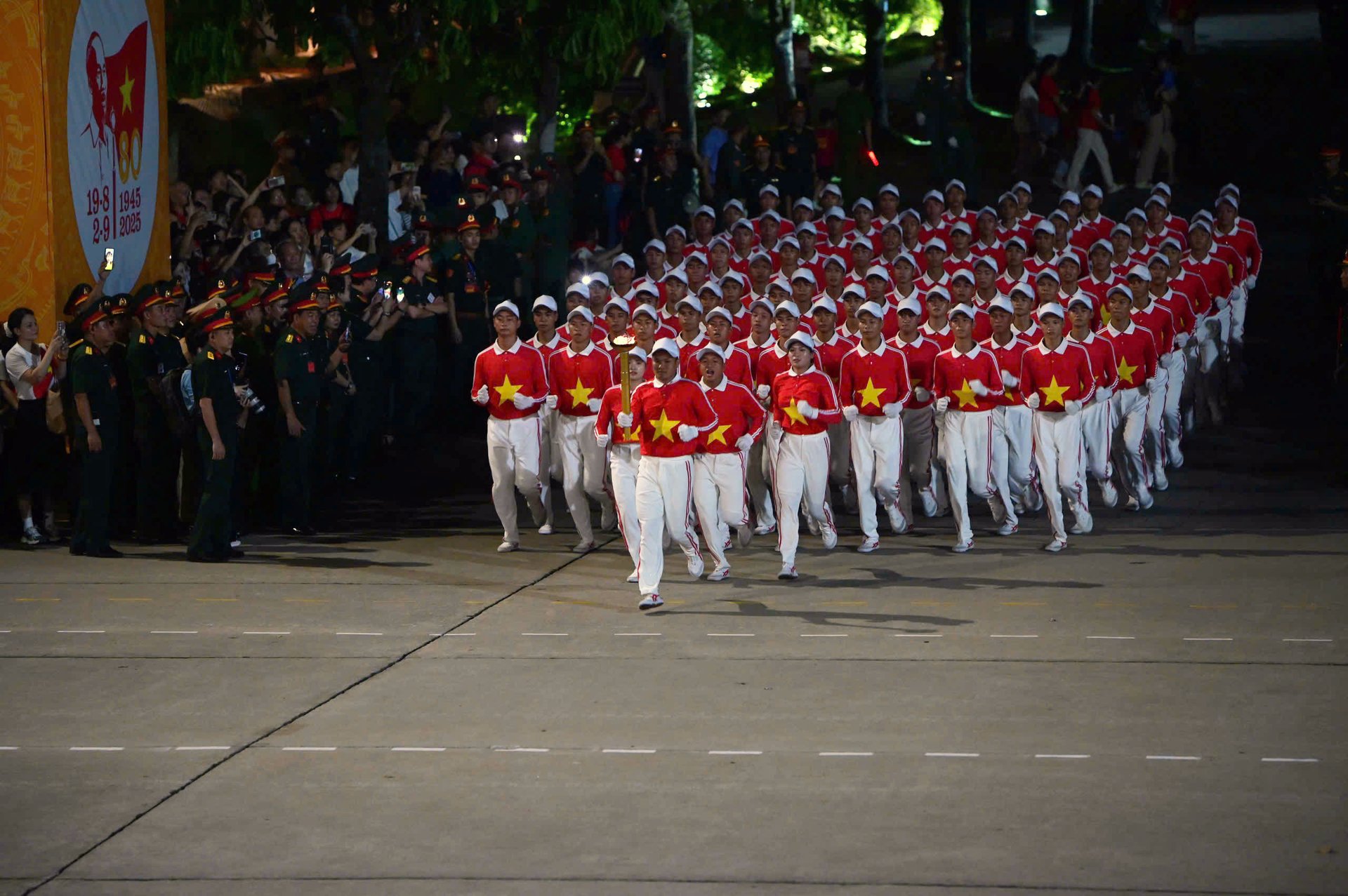 hang-van-nguoi-theo-doi-tong-hop-luyen-dieu-binh-dieu-hanh-lan-2-201034_383