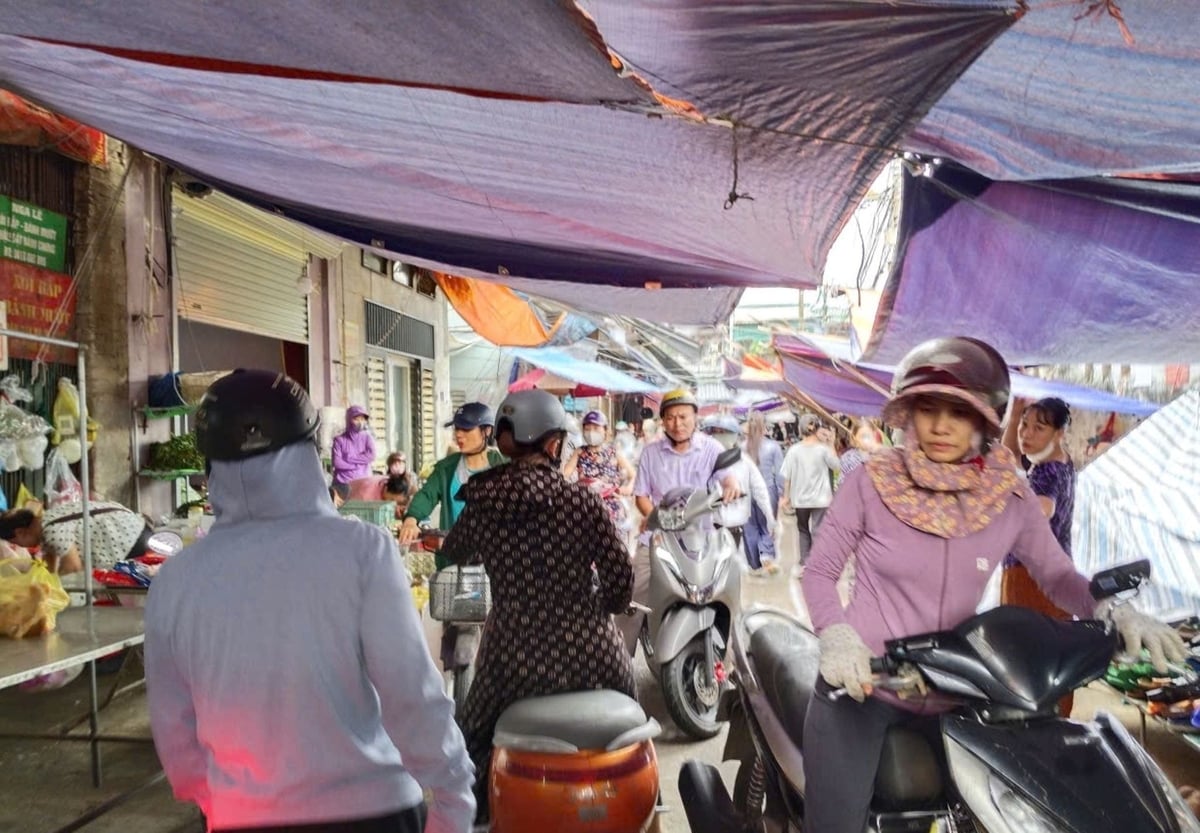 Cảnh tượng hối hả đi chợ mua sắm ở phường Vinh Hưng sáng 24/8. Ảnh: Phạm Tuân. Cảnh tượng hối hả đi chợ mua sắm ở phường Vinh Hưng sáng 24/8. Ảnh: Phạm Tuân.