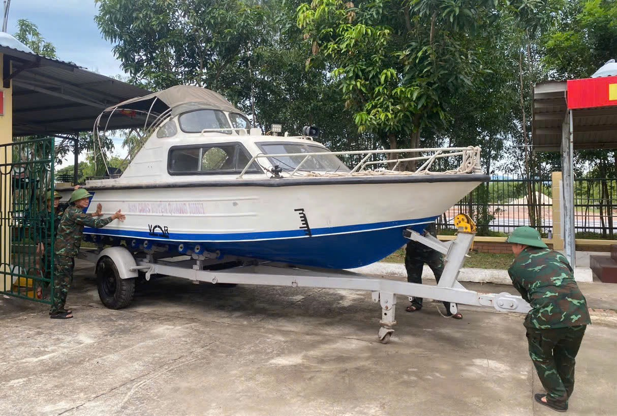 Các phương tiện cano, xe máy… được bảo dưỡng tốt để sẵn sàng thực hiện nhiệm vụ phòng chống thiên tai. Ảnh: T. Phùng. Các phương tiện cano, xe máy… được bảo dưỡng tốt để sẵn sàng thực hiện nhiệm vụ phòng chống thiên tai. Ảnh: T. Phùng.