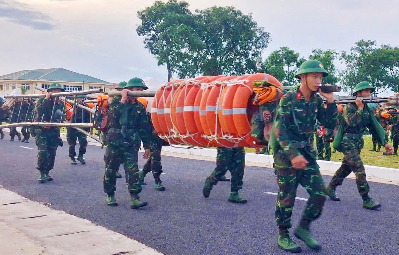 Các đơn vị quân đội luôn sẵn sàng nhân lực, vật tư thiết bị để làm nhiệm vụ phòng chống thiên tai. Ảnh: T. Phùng. Các đơn vị quân đội luôn sẵn sàng nhân lực, vật tư thiết bị để làm nhiệm vụ phòng chống thiên tai. Ảnh: T. Phùng.