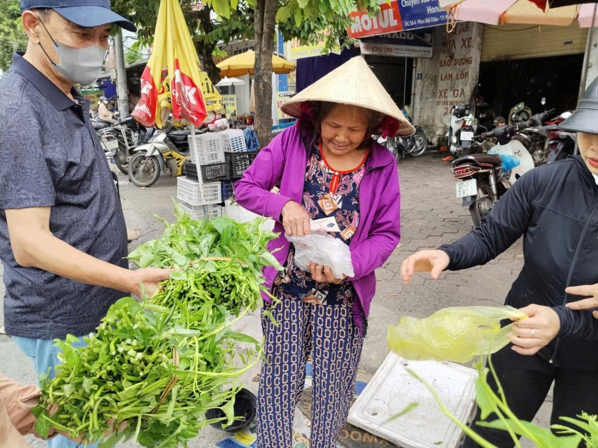 Mua rau tại chợ Ga Vinh. Ảnh: Phạm Tuân. Mua rau tại chợ Ga Vinh. Ảnh: Phạm Tuân.