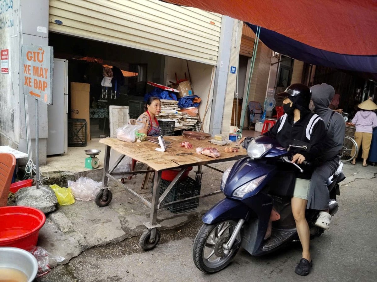 Các quầy thịt cũng hết hàng khá sớm. Ảnh: Phạm Tuân. Các quầy thịt cũng hết hàng khá sớm. Ảnh: Phạm Tuân.