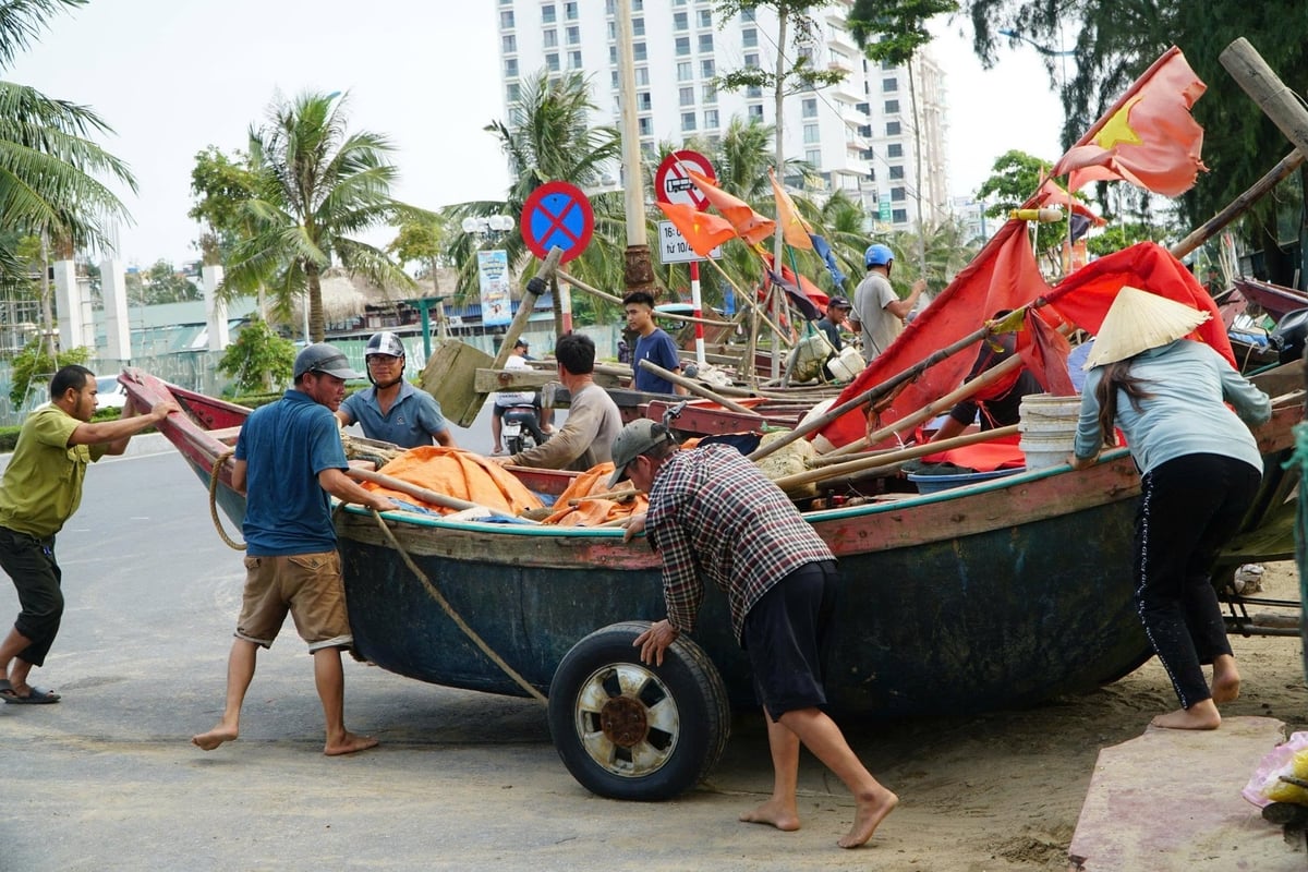 Ngư dân phường Sầm Sơn hối hả đưa thuyền lên bờ. Ngư dân phường Sầm Sơn hối hả đưa thuyền lên bờ.