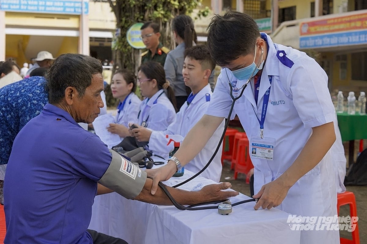 Chương trình Tết Quân - Dân được tổ chức tại xã Hòn Đất với nhiều hoạt động an sinh xã hội, trong đó có khám bệnh và cấp thuốc miễn phí cho hàng trăm người nghèo. Ảnh: Trung Chánh. Chương trình Tết Quân - Dân được tổ chức tại xã Hòn Đất với nhiều hoạt động an sinh xã hội, trong đó có khám bệnh và cấp thuốc miễn phí cho hàng trăm người nghèo. Ảnh: Trung Chánh.