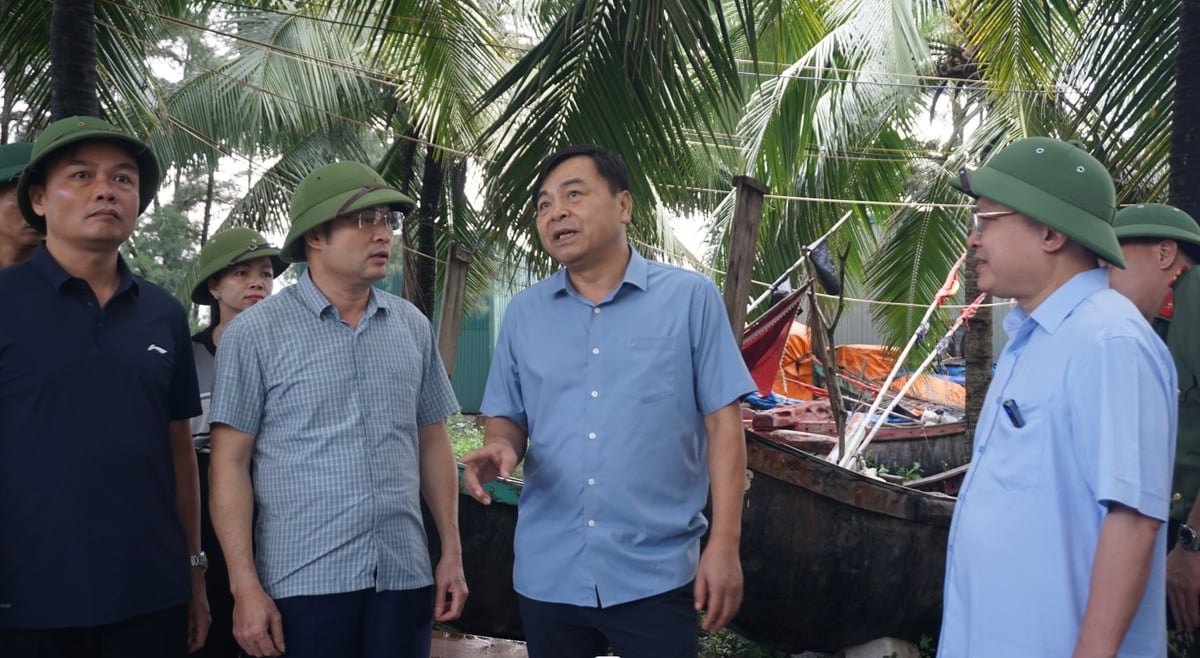 Thứ trưởng Nguyễn Hoàng Hiệp (thứ 2, từ phải qua) kiểm tra công tác phòng chống bão số 5 tại phường Sầm Sơn, Thanh Hóa. Ảnh: Quốc Toản. Thứ trưởng Nguyễn Hoàng Hiệp (thứ 2, từ phải qua) kiểm tra công tác phòng chống bão số 5 tại phường Sầm Sơn, Thanh Hóa. Ảnh: Quốc Toản.