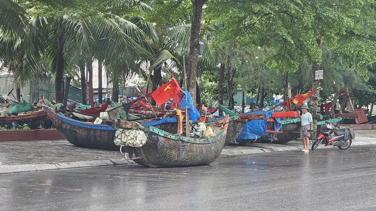 Thuyền của ngư dân được đưa sau vào đất liền để tránh bão. Ảnh: Quốc Toản. Thuyền của ngư dân được đưa sau vào đất liền để tránh bão. Ảnh: Quốc Toản.