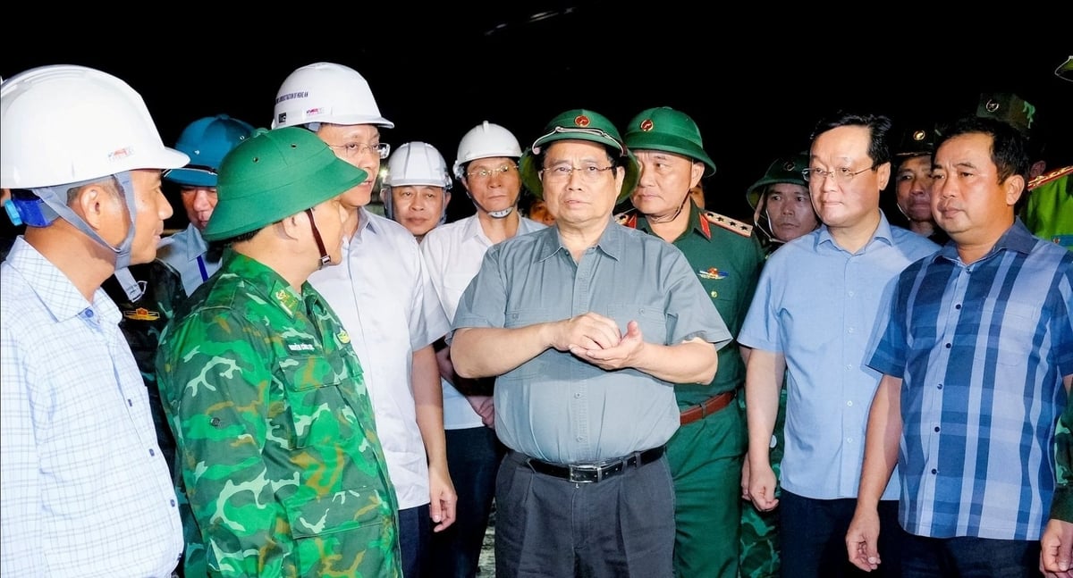 Thủ tướng chỉ đạo công tác ứng phó với cơn bão số 5 tại phường Cửa Lò, tỉnh Nghệ An. Ảnh: Báo Nghệ An. Thủ tướng chỉ đạo công tác ứng phó với cơn bão số 5 tại phường Cửa Lò, tỉnh Nghệ An. Ảnh: Báo Nghệ An.