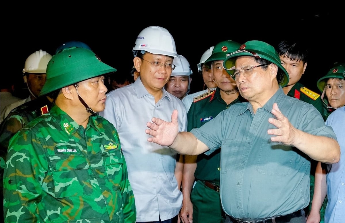 Thủ tướng Phạm Minh Chính chỉ đạo công tác phòng chống bão số 5 tại Nghệ An. Ảnh: Báo Nghệ An. Thủ tướng Phạm Minh Chính chỉ đạo công tác phòng chống bão số 5 tại Nghệ An. Ảnh: Báo Nghệ An.
