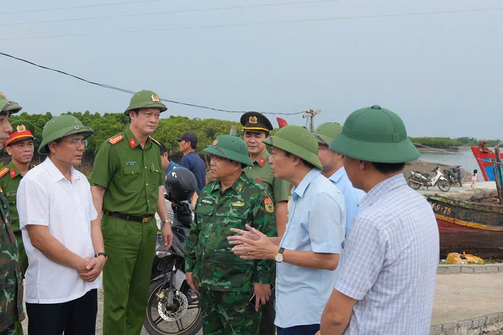 Đoàn công tác tỉnh Nghệ An kiểm tra khu neo đậu tàu thuyền tại cảng cá Lạch Vạn, xã Diễn Châu. Ảnh: Hữu Tình. Đoàn công tác tỉnh Nghệ An kiểm tra khu neo đậu tàu thuyền tại cảng cá Lạch Vạn, xã Diễn Châu. Ảnh: Hữu Tình.